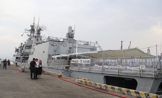 Tàu Hải quân Hoàng gia New Zealand cập cảng Đà Nẵng Tàu HMNZS Te Kaha tại cảng Tiên Sa. Ảnh: Thanh Trần.