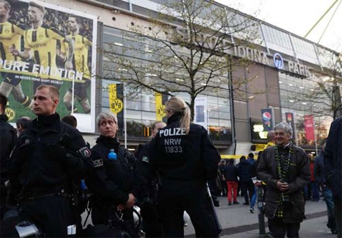 Trận Dortmund - Monaco hoãn vì vụ nổ nhằm vào xe chở đội Cảnh sát Đức bảo vệ bên ngoài sân Signal Iduna Park. Ảnh: Reuters.