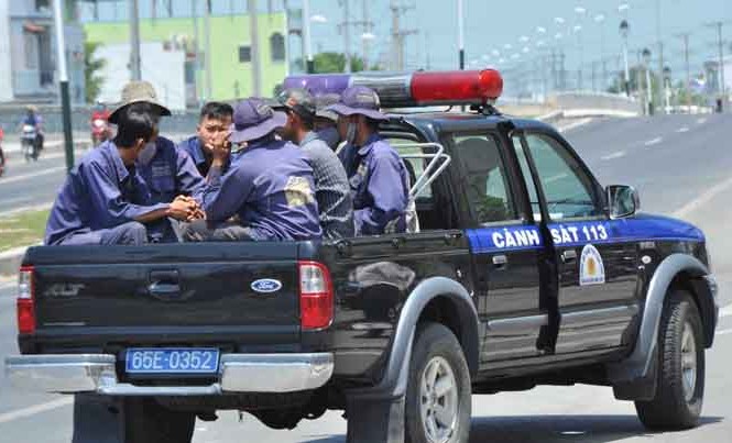 Lộ nguyên nhân cháy lại ở công ty may Cần Thơ Nhóm thợ hàn được đưa lên xe cảnh sát 113 về trụ sở công an quận Bình Thủy làm việc.