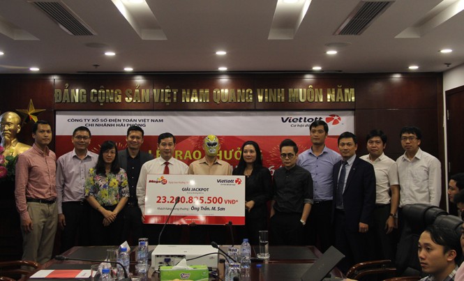 Người thứ 2 trúng Vietlott công khai danh tính Ông Trần.M.Sơn nhận giải đặc biệt hơn 23,2 tỷ đồng.