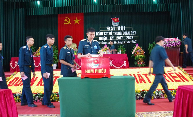 Đại hội Đoàn cơ sở Trung đoàn Không quân 927 Đại biểu tham gia Đại hội tiến hành bỏ phiếu bầu cử.