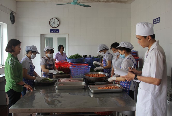 Tháng hành động vì ATTP ở Than Hà Lầm Kiểm tra, giám sát chế biến thực phẩm.