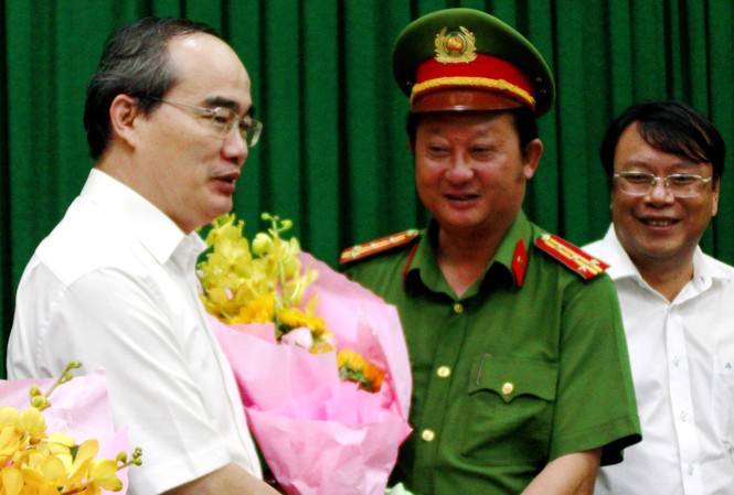 Khen thưởng ban chuyên án phá 'tập đoàn' sản xuất ma túy Bí thư Nguyễn Thiện Nhân khen thưởng Công an TPHCM.