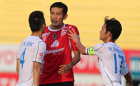 Tuyển thủ U20 Việt Nam bị giẫm đạp ở V-League Tuyển thủ U20 Việt Nam bị giẫm đạp ở V-League
