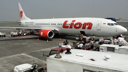 Bản tin 20H: Hai máy bay va nhau trên đường băng Một chiếc máy bay chở khách của hãng hàng không Lion Air tại sân bay Juanda, Indonesia. Nguồn: CBC.