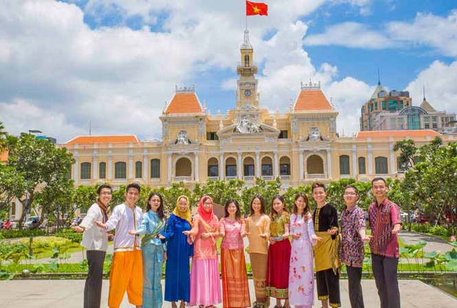 Trang phục ấn tượng của 28 thanh niên ưu tú tham gia Tàu thanh niên 2017 Ảnh: Phú Trần - Mộc Phong.