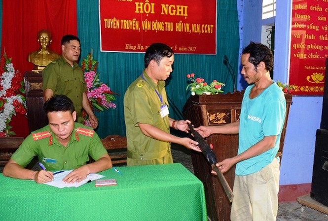 Dân một xã tự nguyện giao nộp gần 10 khẩu súng AK, súng săn Người dân tại miền núi Hồng Hạ, TT-Huế, tự nguyện giao nộp súng săn cho lực lượng chức năng.