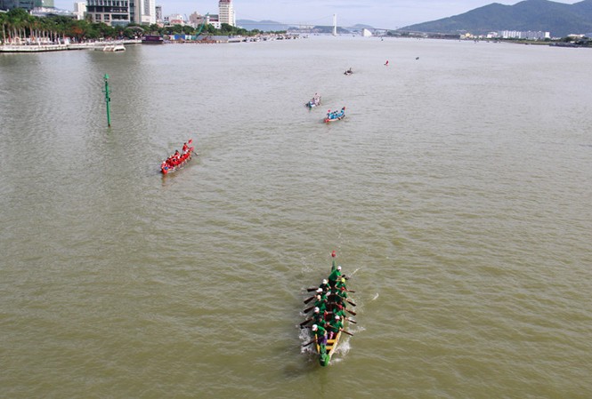 Đà Nẵng sôi động chương trình giải trí dịp Quốc khánh Đến Đà Nẵng dịp Quốc khánh 2/9, du khách có cơ hội xem đua thuyền trên sông Hàn. Ảnh: Thanh Trần.