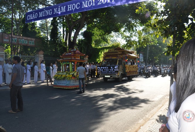 Học trò khóc tiễn đưa cô giáo trẻ trong ngày lễ khai giảng Nhiều người xúc động khi chiếc xe chở linh cửu cô Nga dừng trước cổng trưởng THPT Trần Quý Cáp – nơi cô gắn bó hơn 10 năm.