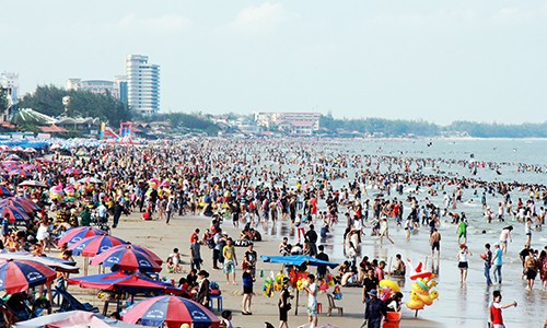 Du lịch biển bội thu dịp lễ Bãi biển Vũng Tàu đông nghịt người chiều 30/4. Ảnh: Nguyễn Khoa.