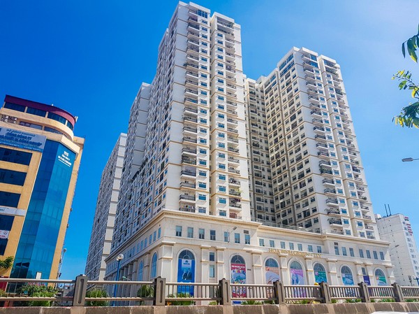 Chung cư 'dát vàng' bị 'om' sổ hồng vì dự án thay đổi quy hoạch Chung cư Hòa Bình Green City tọa lạc tại số 505 Minh Khai, quận Hai Bà Trưng, TP Hà Nội, được chủ đầu tư quảng bá là chung cư cao cấp với chất lượng 6 sao.