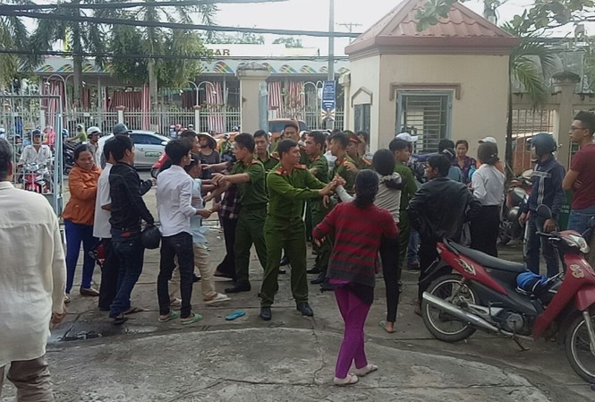 Hai gia đình bị cáo và bị hại vụ tạt acid người yêu đánh nhau tại tòa Hai bên gia đình bị cáo và bị hại lao vào đánh nhau tại tòa.
