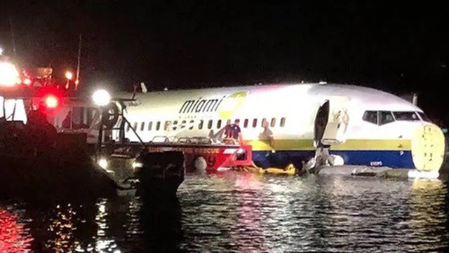 Hành khách kể phút kinh hoàng khi Boeing 737 lao xuống sông Lực lượng cứu hộ tiếp cận hiện trường Boeing 737 lao xuống sống ở Florida, Mỹ tối 3/5. Ảnh: Reuters.