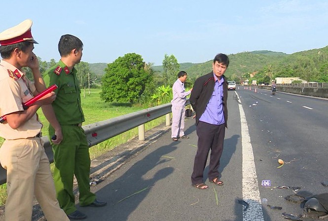 Truy quét hơn 1.000 km tìm tài xế tông chết người Các lực lượng chức năng khám nghiệm hiện trường vụ tai nạn.