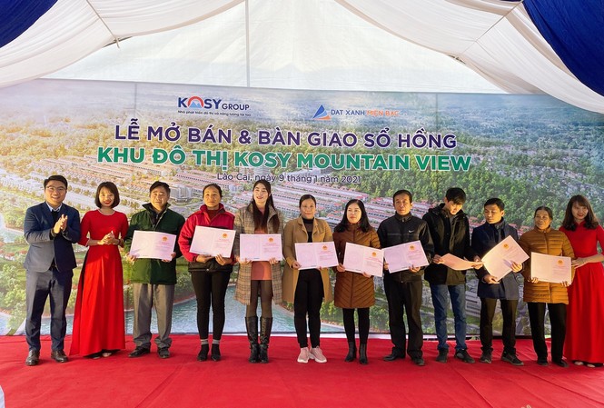 Bàn giao sổ hồng cho cư dân dự án Kosy Mountain View Lào Cai Đại diện chủ đầu tư trao sổ hồng cho cư dân.