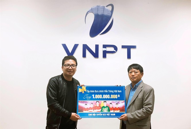 VNPT tặng 1 tỷ đồng cho đội tuyển U23 Việt Nam Phó Tổng Giám đốc VNPT Lương Mạnh Hoàng công bố số tiền tặng thưởng 1 tỷ đồng dành cho đội tuyển U23 Việt Nam