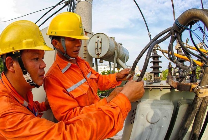 Thiếu nước nghiêm trọng, EVN khẩn cấp huy động các nguồn điện dầu cấp điện Dự kiến năm 2019 EVN phải huy động khoảng 2,57 tỷ kWh từ chạy dầu với giá thành 5.000 đồng - 6.000 đồng/kWh