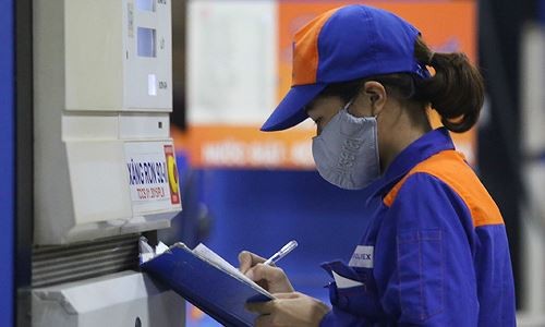 Xăng tăng, dầu giảm giá từ 15h hôm nay Giá bán lẻ xăng E5RON92 và RON95-III tăng lần lượt 255 đồng và 351 đồng/lít từ 15h hôm nay
