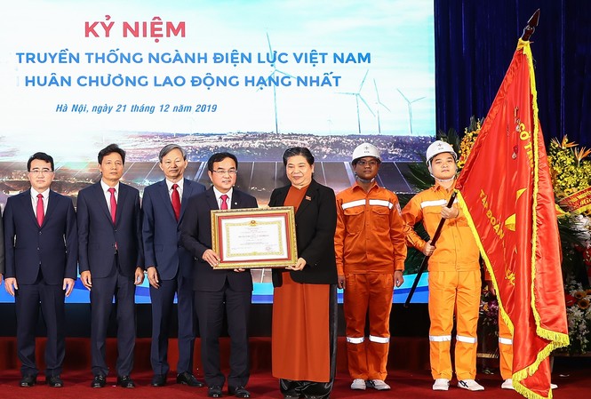 Ngành điện phải tiếp tục nâng cao năng suất lao động Ủy viên Bộ Chính trị, Phó Chủ tịch Thường trực Quốc hội Tòng Thị Phóng đã trao Huân chương Lao động hạng Nhất lần thứ ba cho Tập đoàn Điện lực Việt Nam.