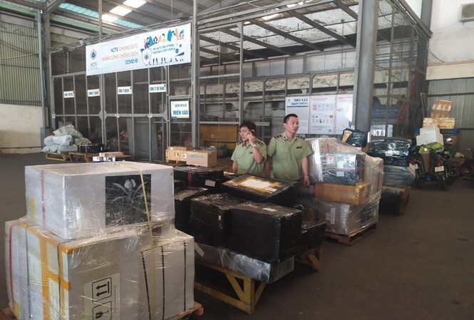 Phát hiện lô hàng lậu lớn vận chuyển qua đường hàng không tại Nội Bài Số hàng hóa không nguồn gốc bị quản lý thị trường thu giữ tại kho hàng ở Nội Bài