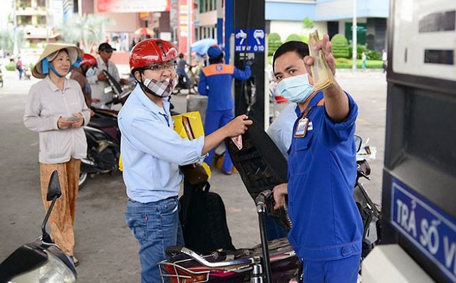 Giá xăng có thể giảm nhẹ ngày mai Theo tính toán của các doanh nghiệp xăng dầu đầu mối, giá bán lẻ xăng có thể giảm nhẹ ngày mai