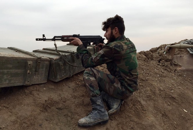 20 phiến quân IS bị tiêu diệt ở miền đông Syria Một tay súng thuộc lực lượng chính phủ Syria.