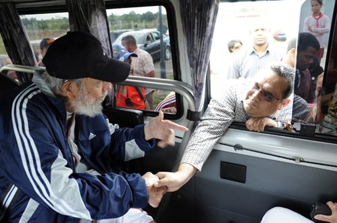 Cựu Chủ tịch Fidel Castro bất ngờ xuất hiện “đầy sức sống” Cựu chủ tịch Fidel Castro bắt tay từng đại biểu Venezuela qua cửa xe ô tô