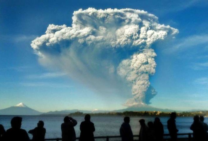 Núi lửa phun trào, Chile ban bố tình trạng khẩn cấp Núi lửa Calbuco phun những cột khói bụi "khổng lồ"