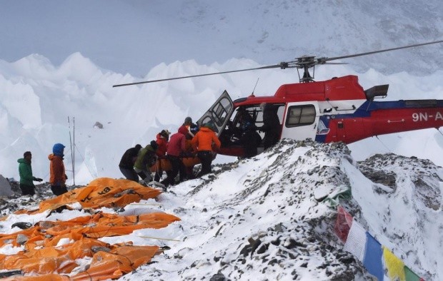 Nạn nhân thiệt mạng do động đất ở Nepal tăng mạnh Giải cứu người gặp nạn trên đỉnh Everest.