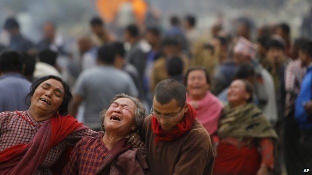 Trắng đêm tìm kiếm thi thể người gặp nạn ở Nepal Tang thương bao trùm đất nước Nepal.