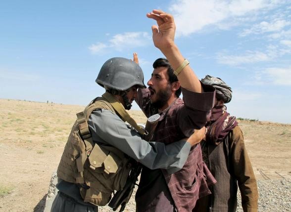 Thủ lĩnh thiệt mạng, Taliban huỷ đàm phán hòa bình với Afghanistan Cảnh sát Afghanistan khám xét người đàn ông nghi Taliban