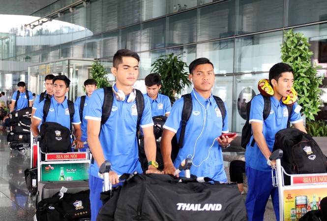 U19 Thái Lan sang Hà Nội, quyết tranh cúp với U19 Việt Nam Các cầu thủ U19 Thái Lan tại sân bay Nội Bài (Hà Nội) sáng 9/9.