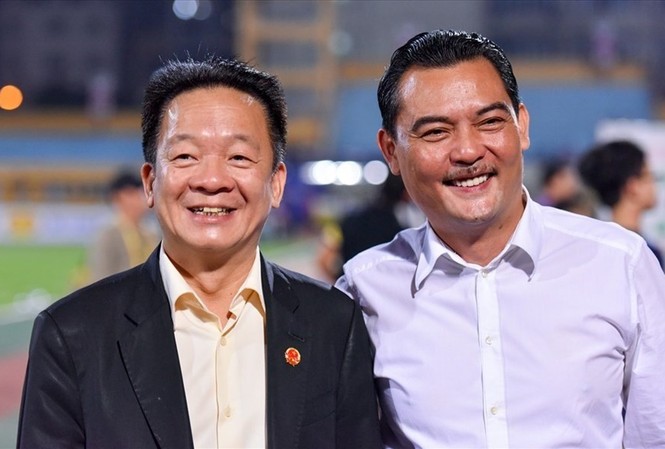 Đương kim vô địch V-League bất ngờ thay Chủ tịch Ông Nguyễn Quốc Hội (phải) và bầu Hiển.
