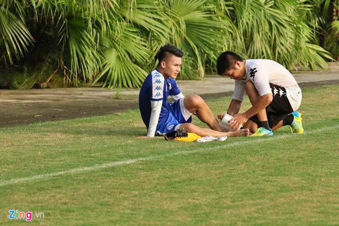 Quang Hải kịp bình phục cho chung kết AFC Cup với Bình Dương Quang Hải được bác sĩ chăm sóc ở buổi tập của CLB Hà Nội chiều 6/8