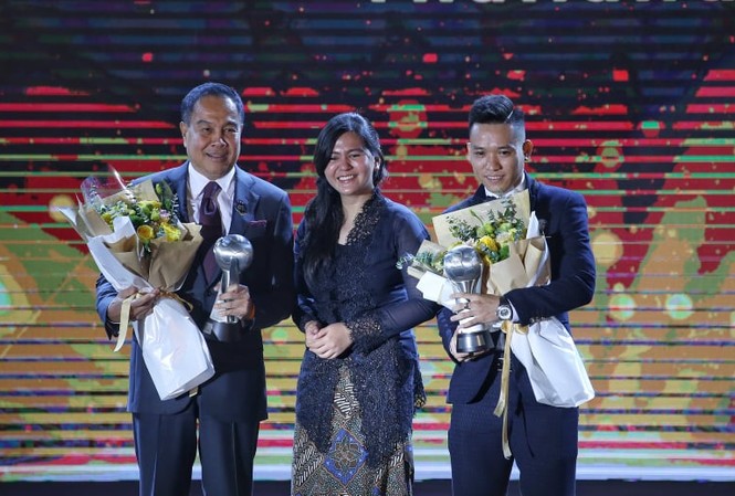 Tuyển thủ futsal Việt Nam “chém gió” tiếng Anh ở AFF Awards Night 2019 Trần Văn Vũ trên bục nhận giải thưởng Cầu thủ futsal của năm tại AFF Awards Night tối 8/11.