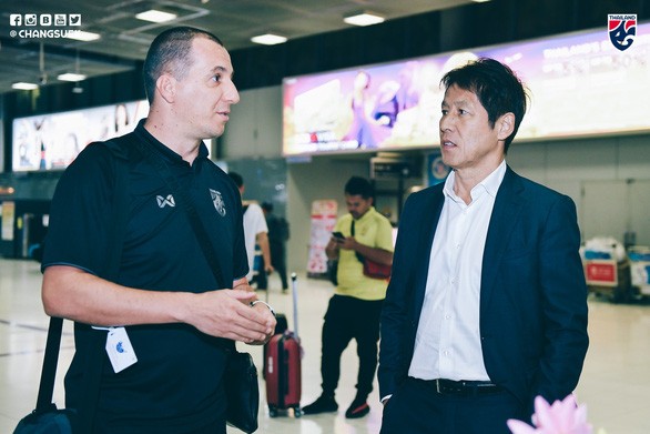 HLV Thái Lan vẫn mang trợ lý khiếm nhã với thầy Park tới SEA Games Sasa Todic (trái) và HLV Akira Nishino