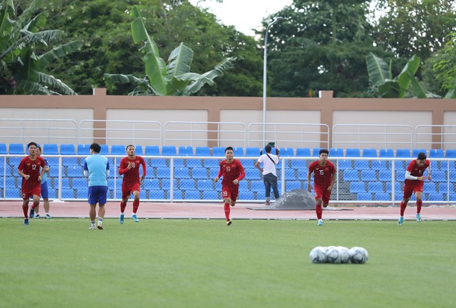 Làm quen sân đấu, thầy Park nói ‘than thở có ích gì’ U22 Việt Nam tập làm quen sân Binan chiều 24/11. (ảnh Linh Hoàng)