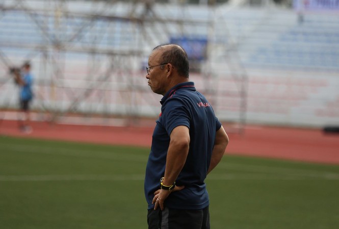HLV Park Hang Seo trầm ngâm trên sân tập U22 Việt Nam HLV Park Hang Seo chưa thấy vui dù U22 Việt Nam thắng U22 Brunei 6-0?