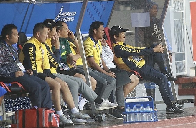 Thắng Lào phút cuối, HLV Akira Nishino nói gì về trận gặp U22 Việt Nam? Ban huấn luyện của U22 Thái Lan. Ảnh: Vnexpress