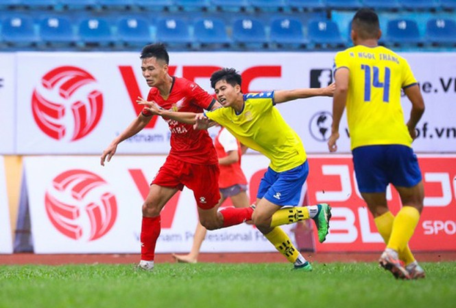 Thêm một đội bóng ở V-League giảm lương vì COVID-19 Nam Định (áo đỏ) là đội thứ 2 ở V-League cắt giảm lương vì COVID-19. Ảnh: Zing