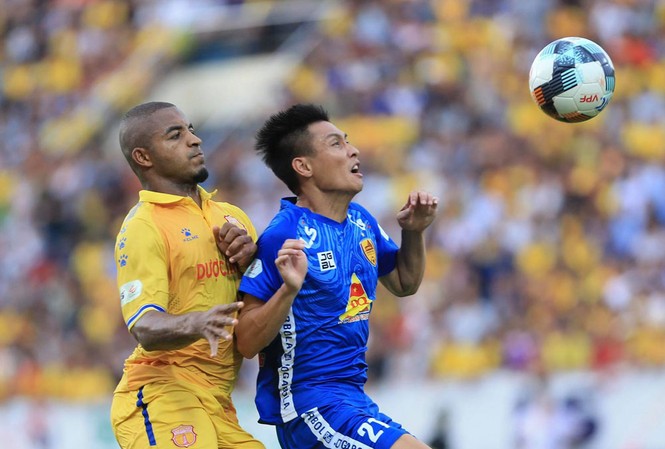 Kết quả V.League: Nam Định hạ cựu vương Quảng Nam ở 'chung kết ngược' Nam Định (áo vàng) giành 3 điểm quan trọng trước Quảng Nam. Ảnh Anh Tú