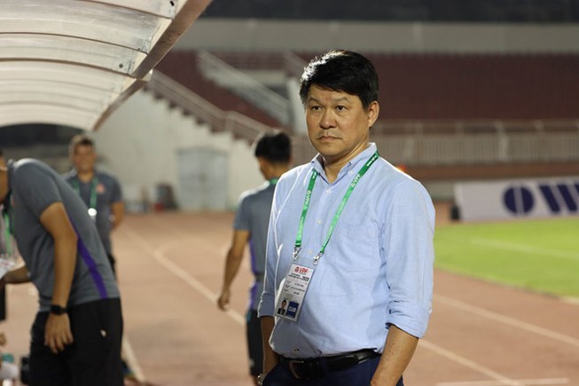 Ngỡ ngàng với danh sách tân binh của CLB Sài Gòn HLV Vũ Tiến Thành của CLB Sài Gòn đưa về một loạt cầu thủ trẻ, ít tên tuổi để thay thế cho các gương mặt dày kinh nghiệm thi đấu V-League.