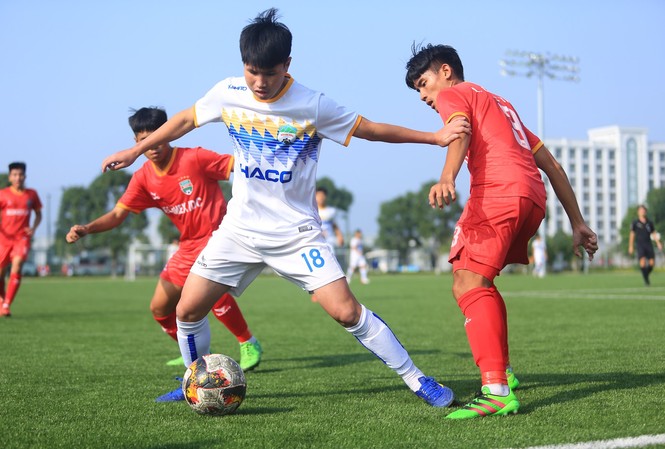 HAGL và Hà Nội dắt tay nhau vào tứ kết U17 quốc gia HAGL (áo trắng) cầm hoà Bình Dương để cùng vào Tứ kết giải U17 quốc gia (ảnh Anh Đoàn)