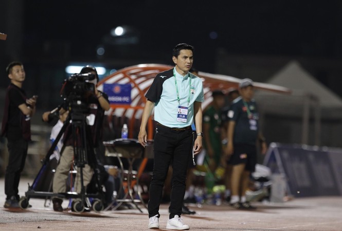 HLV Kiatisuk: HAGL thua vì một sai lầm HLV Kiatisuk nhận thất bại đầu tiên ở LS V-League 2021 sau khi trở lại dẫn dắt HAGL. (ảnh Hữu Phạm)