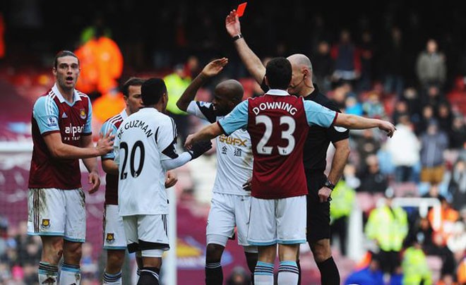West Ham dọa kiện Liên đoàn bóng đá Anh ra tòa Carroll nhận thẻ đỏ trong trận đấu với Swansea City.