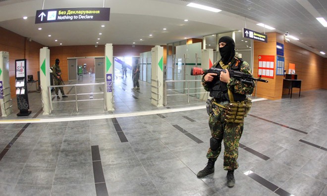 Quân đội Ukraine không kích sân bay Donetsk Các tay súng được cho là lực lượng vũ trang của Cộng hòa nhân dân Donetsk chiếm giữ sân bay.