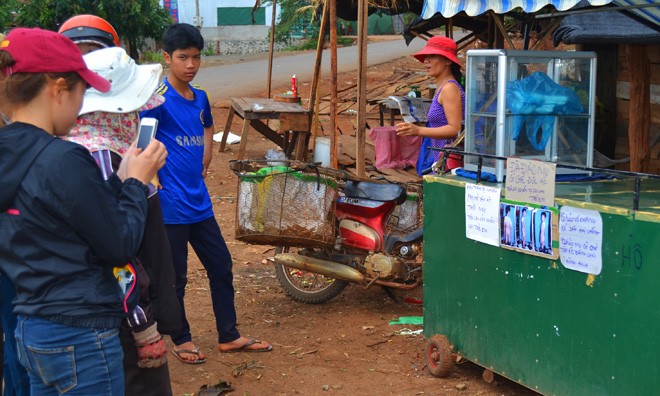 Sắp xử lưu động vụ mẹ kế độc ác bạo hành con chồng Xe bán bánh mì dán khẩu hiệu đòi nghiêm trị bà Thảo.