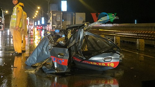 Tai nạn kinh hoàng trên cầu Thăng Long, hai người tử vong Chiếc taxi bị biến dạng hoàn toàn sau cú va chạm mạnh.