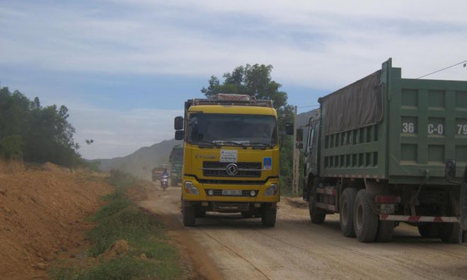 Xử lý gần 600 trường hợp vi phạm trên một tuyến đường Nhiều xe tải trọng tải lớn chở đất, đá đã làm hư hỏng một số đoạn đường trên tuyến Quốc lộ Nghi Sơn- Bãi Trành. Ảnh: Hoàng Lam.