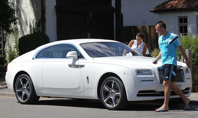 Không bị Chelsea thải, John Terry tậu liền... hai siêu xe Terry xuất hiện bên chiếc Rolls-Royce Wraith mới cóng.